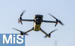 14.05.2025,  Bad Wrishofen im Unterallgu.  Drohne fliegt am Himmel, hinten ein Hochspannungsmast. Drohnenregeln schreiben vor: Es ist nicht erlaubt, mit Drohnen in der Nhe von Hochspannungsmasten zu fliegen. Verboten ist der berflug von Anlagen der zentralen Energieerzeugung und Energieverteilung (Kraftwerke, Windrder, Umspannwerke etc.)