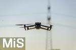 14.05.2025,  Bad Wrishofen im Unterallgu.  Drohne fliegt am Himmel, hinten ein Hochspannungsmast. Drohnenregeln schreiben vor: Es ist nicht erlaubt, mit Drohnen in der Nhe von Hochspannungsmasten zu fliegen. Verboten ist der berflug von Anlagen der zentralen Energieerzeugung und Energieverteilung (Kraftwerke, Windrder, Umspannwerke etc.)