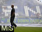 17.05.2025, Fussball 1. Bundesliga 2024/2025, 34. Spieltag,  TSG 1899 Hoffenheim - FC Bayern Mnchen, In der Pre-Zero-Arena Sinsheim. Trainer Vincent Kompany (FC Bayern Mnchen) wird nass

