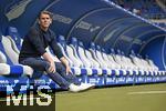 17.05.2025, Fussball 1. Bundesliga 2024/2025, 34. Spieltag,  TSG 1899 Hoffenheim - FC Bayern Mnchen, In der Pre-Zero-Arena Sinsheim. Sportdirektor Christoph Freund (Bayern Mnchen) auf der Bank

