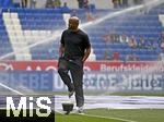 17.05.2025, Fussball 1. Bundesliga 2024/2025, 34. Spieltag,  TSG 1899 Hoffenheim - FC Bayern Mnchen, In der Pre-Zero-Arena Sinsheim. Trainer Vincent Kompany (FC Bayern Mnchen) wird nass

