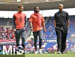 17.05.2025, Fussball 1. Bundesliga 2024/2025, 34. Spieltag,  TSG 1899 Hoffenheim - FC Bayern Mnchen, In der Pre-Zero-Arena Sinsheim. v.l. Joshua Kimmich (FC Bayern Mnchen), Serge Gnabry (FC Bayern Mnchen) und Trainer Vincent Kompany (FC Bayern Mnchen) 

