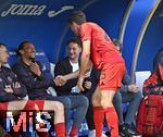 17.05.2025, Fussball 1. Bundesliga 2024/2025, 34. Spieltag,  TSG 1899 Hoffenheim - FC Bayern Mnchen, In der Pre-Zero-Arena Sinsheim. Leroy Sane (Bayern Mnchen) und Thomas Mller (FC Bayern Mnchen) shakehands

