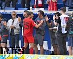 17.05.2025, Fussball 1. Bundesliga 2024/2025, 34. Spieltag,  TSG 1899 Hoffenheim - FC Bayern Mnchen, In der Pre-Zero-Arena Sinsheim. Thomas Mller (FC Bayern Mnchen) klatscht mit allen ab.

