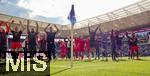 17.05.2025, Fussball 1. Bundesliga 2024/2025, 34. Spieltag,  TSG 1899 Hoffenheim - FC Bayern Mnchen, In der Pre-Zero-Arena Sinsheim. Schlussjubel der Meister-Bayern.  Thomas Mller (FC Bayern Mnchen), Trainer Vincent Kompany (FC Bayern Mnchen), Torwart Manuel Neuer (FC Bayern Mnchen),  jubeln bei den Fans 

