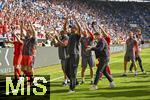 17.05.2025, Fussball 1. Bundesliga 2024/2025, 34. Spieltag,  TSG 1899 Hoffenheim - FC Bayern Mnchen, In der Pre-Zero-Arena Sinsheim. Schlussjubel der Meister-Bayern. Trainer Vincent Kompany (FC Bayern Mnchen) jubelt bei den Fans 

