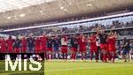 17.05.2025, Fussball 1. Bundesliga 2024/2025, 34. Spieltag,  TSG 1899 Hoffenheim - FC Bayern Mnchen, In der Pre-Zero-Arena Sinsheim. Schlussjubel der Meister-Bayern. Thomas Mller (re, FC Bayern Mnchen) bedankt sich nach seinem letzten Bundesligaspiel bei den Bayernfans

