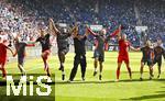 17.05.2025, Fussball 1. Bundesliga 2024/2025, 34. Spieltag,  TSG 1899 Hoffenheim - FC Bayern Mnchen, In der Pre-Zero-Arena Sinsheim. Schlussjubel der Meister-Bayern.  Thomas Mller (FC Bayern Mnchen), Trainer Vincent Kompany (FC Bayern Mnchen), Leon Goretzka (FC Bayern Mnchen) jubeln bei den Fans 

