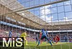 17.05.2025, Fussball 1. Bundesliga 2024/2025, 34. Spieltag,  TSG 1899 Hoffenheim - FC Bayern Mnchen, In der Pre-Zero-Arena Sinsheim. Torschuss per Rechtsschuss zum 4:0 von Harry Kane (re, FC Bayern Mnchen) gegen den machtlosen Torwart Oliver Baumann (li, TSG 1899 Hoffenheim) 

