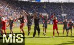 17.05.2025, Fussball 1. Bundesliga 2024/2025, 34. Spieltag,  TSG 1899 Hoffenheim - FC Bayern Mnchen, In der Pre-Zero-Arena Sinsheim. Schlussjubel der Bayern nach dem Spiel. Joshua Kimmich (FC Bayern Mnchen), Thomas Mller (FC Bayern Mnchen), Trainer Vincent Kompany (FC Bayern Mnchen), Leon Goretzka (FC Bayern Mnchen) 