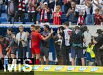 17.05.2025, Fussball 1. Bundesliga 2024/2025, 34. Spieltag,  TSG 1899 Hoffenheim - FC Bayern Mnchen, In der Pre-Zero-Arena Sinsheim. Thomas Mller (FC Bayern Mnchen) bedankt sich nach seiner Auswechslung beim ganzen Team.