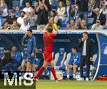 17.05.2025, Fussball 1. Bundesliga 2024/2025, 34. Spieltag,  TSG 1899 Hoffenheim - FC Bayern Mnchen, In der Pre-Zero-Arena Sinsheim. Thomas Mller (FC Bayern Mnchen) bedankt sich nach seiner Auswechslung beim ganzen Team und den Fans 