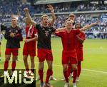 17.05.2025, Fussball 1. Bundesliga 2024/2025, 34. Spieltag,  TSG 1899 Hoffenheim - FC Bayern Mnchen, In der Pre-Zero-Arena Sinsheim. Schlussjubel der Bayern nach dem Spiel. Joao Palhinha (FC Bayern Mnchen), Eric Dier (FC Bayern Mnchen), Thomas Mller (FC Bayern Mnchen), Joshua Kimmich (FC Bayern Mnchen), 