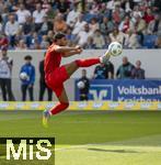 17.05.2025, Fussball 1. Bundesliga 2024/2025, 34. Spieltag,  TSG 1899 Hoffenheim - FC Bayern Mnchen, In der Pre-Zero-Arena Sinsheim. Serge Gnabry (FC Bayern Mnchen) springt zum Ball.