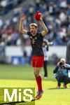 17.05.2025, Fussball 1. Bundesliga 2024/2025, 34. Spieltag,  TSG 1899 Hoffenheim - FC Bayern Mnchen, In der Pre-Zero-Arena Sinsheim. Schlussjubel der Bayern nach dem Spiel. Thomas Mller (FC Bayern Mnchen) bedankt sich bei den Fans 