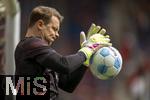 17.05.2025, Fussball 1. Bundesliga 2024/2025, 34. Spieltag,  TSG 1899 Hoffenheim - FC Bayern Mnchen, In der Pre-Zero-Arena Sinsheim. Torwart Manuel Neuer (FC Bayern Mnchen) beim Aufwrmen.