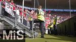 17.05.2025, Fussball 1. Bundesliga 2024/2025, 34. Spieltag,  TSG 1899 Hoffenheim - FC Bayern Mnchen, In der Pre-Zero-Arena Sinsheim. Ordner bewachen den Gstefanblock.