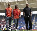 17.05.2025, Fussball 1. Bundesliga 2024/2025, 34. Spieltag,  TSG 1899 Hoffenheim - FC Bayern Mnchen, In der Pre-Zero-Arena Sinsheim.  v.li: Joshua Kimmich (FC Bayern Mnchen), Serge Gnabry (FC Bayern Mnchen), Trainer Vincent Kompany (FC Bayern Mnchen) 