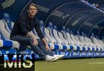 17.05.2025, Fussball 1. Bundesliga 2024/2025, 34. Spieltag,  TSG 1899 Hoffenheim - FC Bayern Mnchen, In der Pre-Zero-Arena Sinsheim. Sportdirektor Christoph Freund (Bayern Mnchen) nachdenklich 