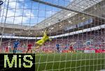 17.05.2025, Fussball 1. Bundesliga 2024/2025, 34. Spieltag,  TSG 1899 Hoffenheim - FC Bayern Mnchen, In der Pre-Zero-Arena Sinsheim. Torwart Oliver Baumann (TSG 1899 Hoffenheim) fliegt zum Ball. 