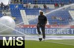 17.05.2025, Fussball 1. Bundesliga 2024/2025, 34. Spieltag,  TSG 1899 Hoffenheim - FC Bayern Mnchen, In der Pre-Zero-Arena Sinsheim. Trainer Vincent Kompany (FC Bayern Mnchen) steigt ber die Bewsserungsanlage vor dem Spiel.