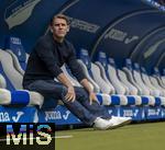 17.05.2025, Fussball 1. Bundesliga 2024/2025, 34. Spieltag,  TSG 1899 Hoffenheim - FC Bayern Mnchen, In der Pre-Zero-Arena Sinsheim. Sportdirektor Christoph Freund (Bayern Mnchen) nachdenklich  
