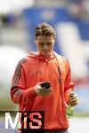 17.05.2025, Fussball 1. Bundesliga 2024/2025, 34. Spieltag,  TSG 1899 Hoffenheim - FC Bayern Mnchen, In der Pre-Zero-Arena Sinsheim. Torwart Jonas Urbig (FC Bayern Mnchen) mit Handy