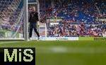 17.05.2025, Fussball 1. Bundesliga 2024/2025, 34. Spieltag,  TSG 1899 Hoffenheim - FC Bayern Mnchen, In der Pre-Zero-Arena Sinsheim. Torwart Manuel Neuer (FC Bayern Mnchen) beim Aufwrmen. 