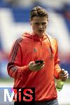 17.05.2025, Fussball 1. Bundesliga 2024/2025, 34. Spieltag,  TSG 1899 Hoffenheim - FC Bayern Mnchen, In der Pre-Zero-Arena Sinsheim. Torwart Jonas Urbig (FC Bayern Mnchen) mit Handy