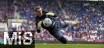 17.05.2025, Fussball 1. Bundesliga 2024/2025, 34. Spieltag,  TSG 1899 Hoffenheim - FC Bayern Mnchen, In der Pre-Zero-Arena Sinsheim. Torwart Manuel Neuer (FC Bayern Mnchen) beim Aufwrmen. 