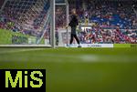 17.05.2025, Fussball 1. Bundesliga 2024/2025, 34. Spieltag,  TSG 1899 Hoffenheim - FC Bayern Mnchen, In der Pre-Zero-Arena Sinsheim. Torwart Manuel Neuer (FC Bayern Mnchen) beim Aufwrmen.