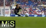 17.05.2025, Fussball 1. Bundesliga 2024/2025, 34. Spieltag,  TSG 1899 Hoffenheim - FC Bayern Mnchen, In der Pre-Zero-Arena Sinsheim. Torwart Manuel Neuer (FC Bayern Mnchen) beim Aufwrmen. 
