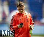 17.05.2025, Fussball 1. Bundesliga 2024/2025, 34. Spieltag,  TSG 1899 Hoffenheim - FC Bayern Mnchen, In der Pre-Zero-Arena Sinsheim. Torwart Jonas Urbig (FC Bayern Mnchen) mit Handy