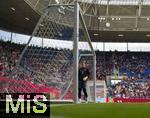 17.05.2025, Fussball 1. Bundesliga 2024/2025, 34. Spieltag,  TSG 1899 Hoffenheim - FC Bayern Mnchen, In der Pre-Zero-Arena Sinsheim. Torwart Manuel Neuer (FC Bayern Mnchen) beim Aufwrmen. 