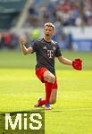 17.05.2025, Fussball 1. Bundesliga 2024/2025, 34. Spieltag,  TSG 1899 Hoffenheim - FC Bayern Mnchen, In der Pre-Zero-Arena Sinsheim. Thomas Mller (FC Bayern Mnchen) jubelt mit den Fans bei seinem Abschied als Spieler in der Bundesliga.