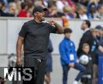 17.05.2025, Fussball 1. Bundesliga 2024/2025, 34. Spieltag,  TSG 1899 Hoffenheim - FC Bayern Mnchen, In der Pre-Zero-Arena Sinsheim. Trainer Vincent Kompany (FC Bayern Mnchen) gibt Anweisungen