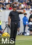 17.05.2025, Fussball 1. Bundesliga 2024/2025, 34. Spieltag,  TSG 1899 Hoffenheim - FC Bayern Mnchen, In der Pre-Zero-Arena Sinsheim. Trainer Vincent Kompany (FC Bayern Mnchen) gibt Anweisungen