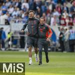17.05.2025, Fussball 1. Bundesliga 2024/2025, 34. Spieltag,  TSG 1899 Hoffenheim - FC Bayern Mnchen, In der Pre-Zero-Arena Sinsheim. FCB-Staff jubelnd auf dem Platz nach dem Spiel, die Mannschaft des FC Bayern ist Deutscher Meister. re: Busfahrer Michael Lauerbach (FCB).