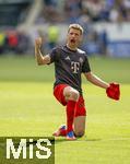 17.05.2025, Fussball 1. Bundesliga 2024/2025, 34. Spieltag,  TSG 1899 Hoffenheim - FC Bayern Mnchen, In der Pre-Zero-Arena Sinsheim. Thomas Mller (FC Bayern Mnchen) jubelt mit den Fans bei seinem Abschied als Spieler in der Bundesliga.