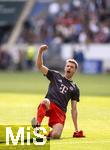 17.05.2025, Fussball 1. Bundesliga 2024/2025, 34. Spieltag,  TSG 1899 Hoffenheim - FC Bayern Mnchen, In der Pre-Zero-Arena Sinsheim. Thomas Mller (FC Bayern Mnchen) jubelt mit den Fans bei seinem Abschied als Spieler in der Bundesliga.