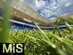 17.05.2025, Fussball 1. Bundesliga 2024/2025, 34. Spieltag,  TSG 1899 Hoffenheim - FC Bayern Mnchen, In der Pre-Zero-Arena Sinsheim. Froschperspektive vom Rasen aus.