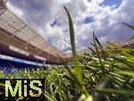 17.05.2025, Fussball 1. Bundesliga 2024/2025, 34. Spieltag,  TSG 1899 Hoffenheim - FC Bayern Mnchen, In der Pre-Zero-Arena Sinsheim. Froschperspektive vom Rasen aus.