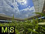 17.05.2025, Fussball 1. Bundesliga 2024/2025, 34. Spieltag,  TSG 1899 Hoffenheim - FC Bayern Mnchen, In der Pre-Zero-Arena Sinsheim. Froschperspektive vom Rasen aus.