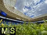 17.05.2025, Fussball 1. Bundesliga 2024/2025, 34. Spieltag,  TSG 1899 Hoffenheim - FC Bayern Mnchen, In der Pre-Zero-Arena Sinsheim. Froschperspektive vom Rasen aus.