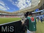 17.05.2025, Fussball 1. Bundesliga 2024/2025, 34. Spieltag,  TSG 1899 Hoffenheim - FC Bayern Mnchen, In der Pre-Zero-Arena Sinsheim.  Kameramann am Spielfeldrand 