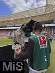 17.05.2025, Fussball 1. Bundesliga 2024/2025, 34. Spieltag,  TSG 1899 Hoffenheim - FC Bayern Mnchen, In der Pre-Zero-Arena Sinsheim.  Kameramann am Spielfeldrand 