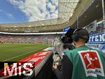 17.05.2025, Fussball 1. Bundesliga 2024/2025, 34. Spieltag,  TSG 1899 Hoffenheim - FC Bayern Mnchen, In der Pre-Zero-Arena Sinsheim.  Kameramann am Spielfeldrand 