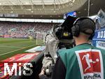 17.05.2025, Fussball 1. Bundesliga 2024/2025, 34. Spieltag,  TSG 1899 Hoffenheim - FC Bayern Mnchen, In der Pre-Zero-Arena Sinsheim.  Kameramann am Spielfeldrand 