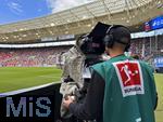 17.05.2025, Fussball 1. Bundesliga 2024/2025, 34. Spieltag,  TSG 1899 Hoffenheim - FC Bayern Mnchen, In der Pre-Zero-Arena Sinsheim.  Kameramann am Spielfeldrand 
