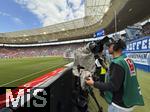 17.05.2025, Fussball 1. Bundesliga 2024/2025, 34. Spieltag,  TSG 1899 Hoffenheim - FC Bayern Mnchen, In der Pre-Zero-Arena Sinsheim.  Kameramann am Spielfeldrand 